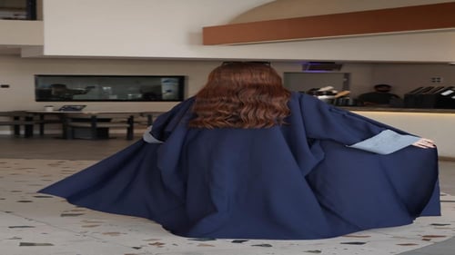 عباية نص بشت بلون كحلي مع كتان سماوي