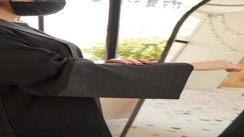 عباية بقماش كريب مع تفتة