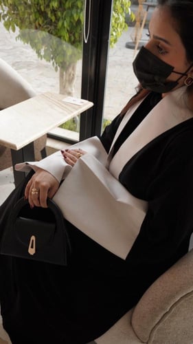 كريب ملكي مع تفتة روسي لماع باللون البيج