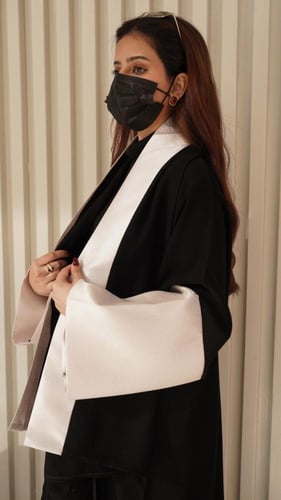 كريب ملكي مع تفتة روسي لماع باللون البيج