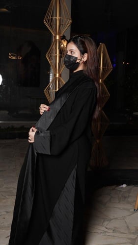 كريب ملكي مع جاكار على الجوانب والاكمام