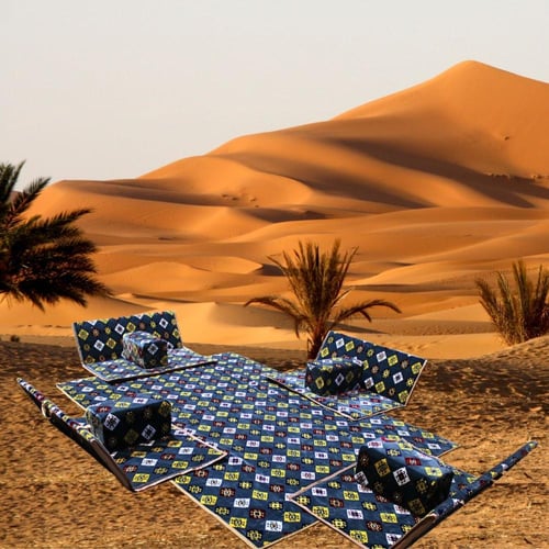 فرشة تخييم مع أربعة كراسي ومراكي بنقوش عربية للرحل...