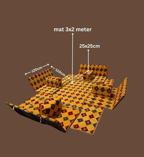 فرشة تخييم مع أربع كراسي ومراكي بنقوش عربية لكل رح...