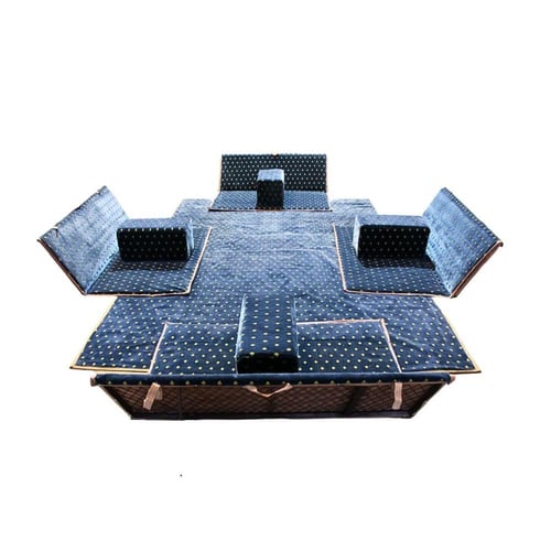 فرشة تخييم مع أربعة كراسي ومراكي باللون بنقوش عربي...