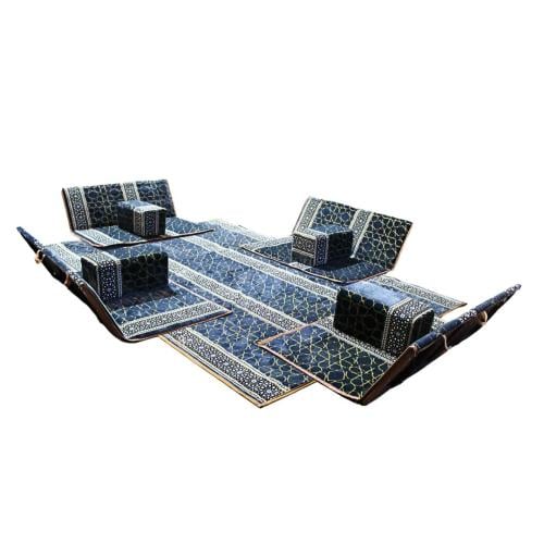 فرشة تخييم مع أربعة كراسي ومراكي بنقوش عربية للرحل...