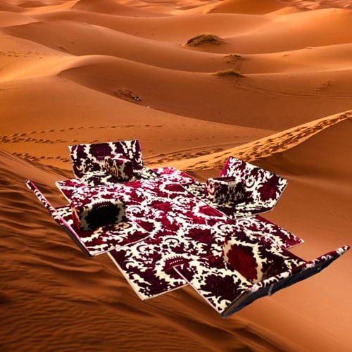 فرشة تخييم مع أربعة كراسي ومراكي بنقوش عربية للرحل...