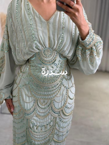 فستان مطرز بقصة مميزة
