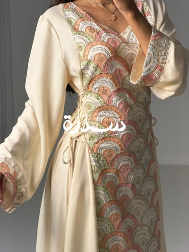 جلابية مطرزه بجبال جانبية