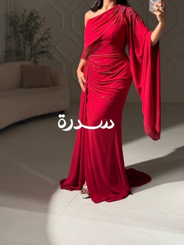 فستان سهرة درامي مطرز بالخصر