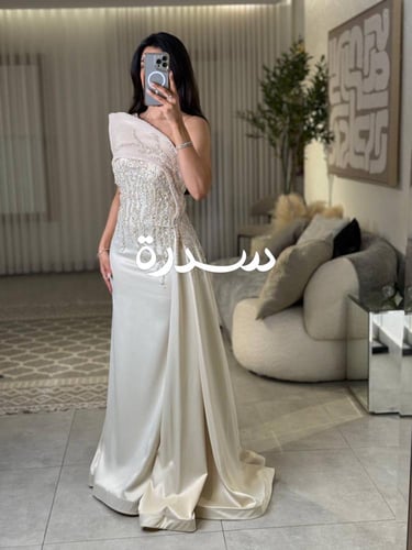 فستان سهرة بتطريز لؤلؤي