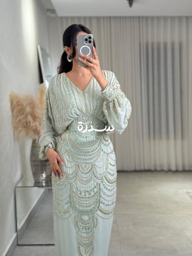 فستان مطرز بقصة مميزة