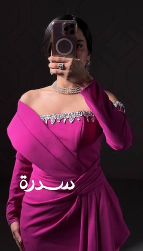 فستان سهرة كم طويل بتطريز مميز