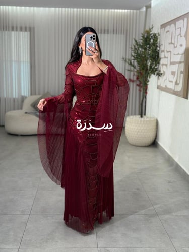 فستان مطرز بأكمام فراشة