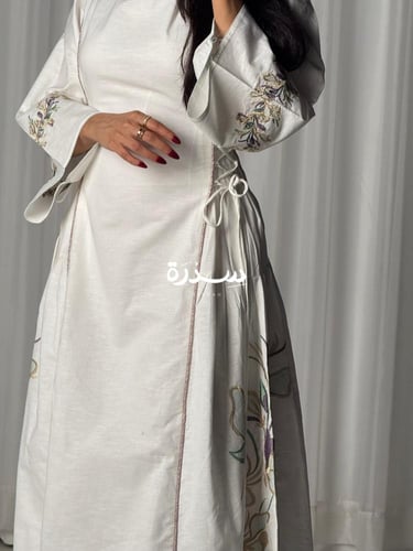 جلابية مطرزة بحزام جانبي