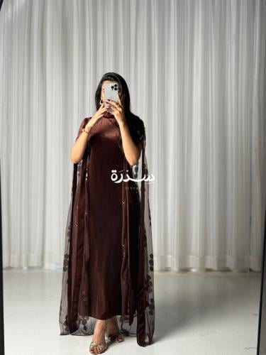 فستان مخمل بوشاح خلفي مطرز