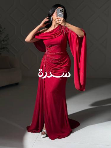 فستان سهرة درامي مطرز بالخصر