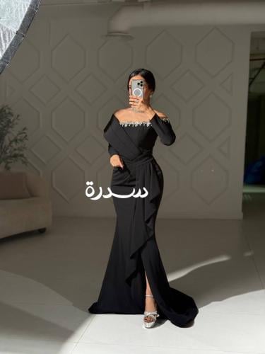 فستان سهرة كم طويل بتطريز مميز