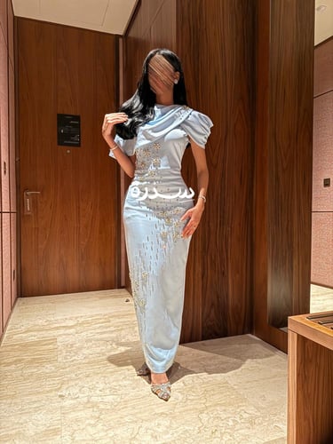 فستان سهرة ناعم باكسسوار مميز