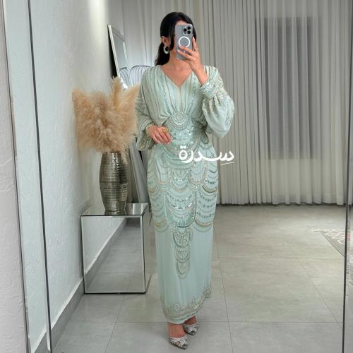 فستان مطرز بقصة مميزة