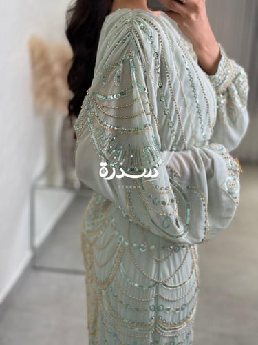 فستان مطرز بقصة مميزة