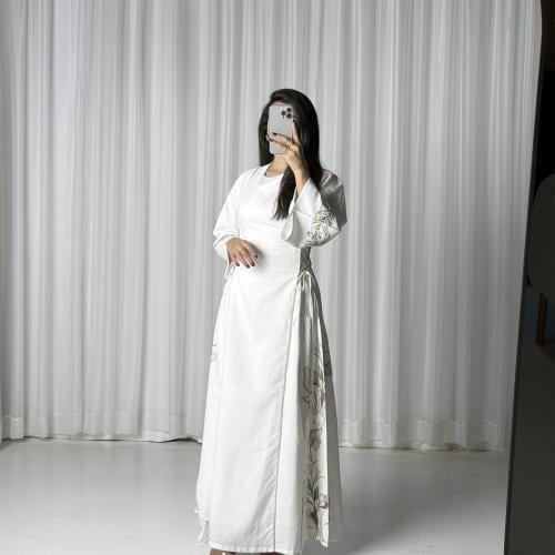 جلابية مطرزة بحزام جانبي