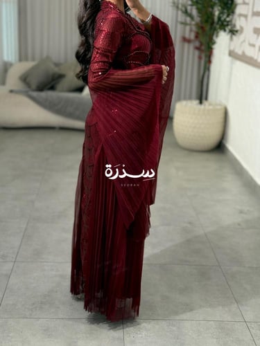 فستان مطرز بأكمام فراشة