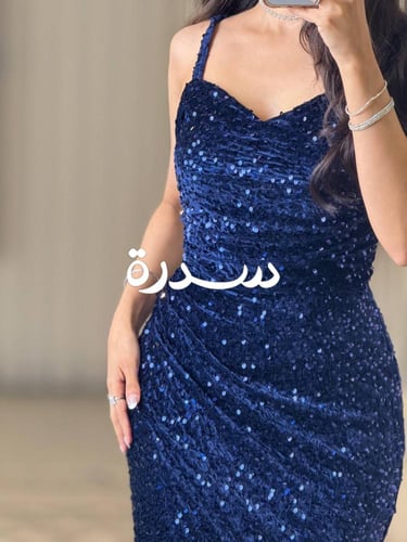 فستان سهرة لامع مطرز