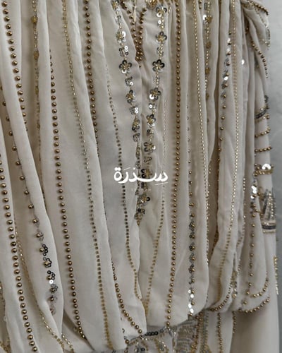 فستان مطرز بقصة مميزة