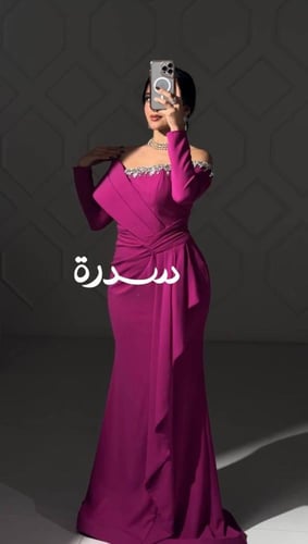 فستان سهرة كم طويل بتطريز مميز