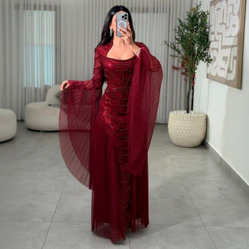 فستان مطرز بأكمام فراشة