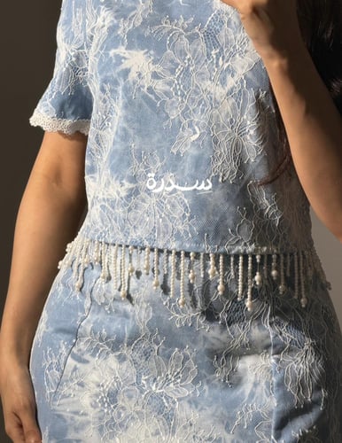 طقم تنورة جينز بتدخيلات دانتيل