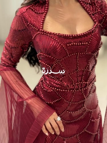 فستان مطرز بأكمام فراشة