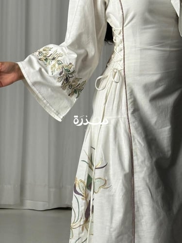 جلابية مطرزة بحزام جانبي