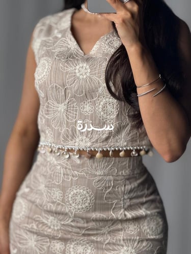 طقم ناعم مطرز بأصداف