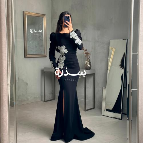 فستان سهرة بطريز ورد لامع