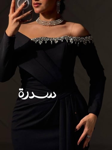 فستان سهرة كم طويل بتطريز مميز