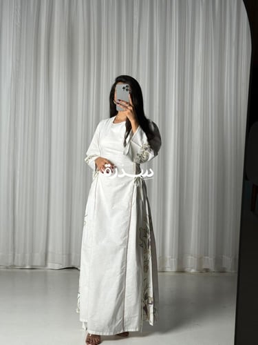 جلابية مطرزة بحزام جانبي