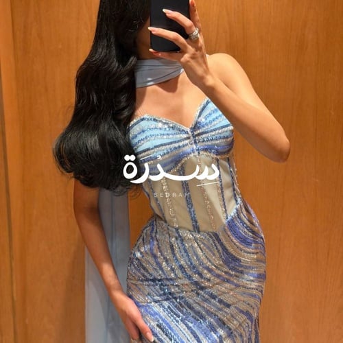 فستان سهرة كورسيه بتطريز لامع وشال ناعم
