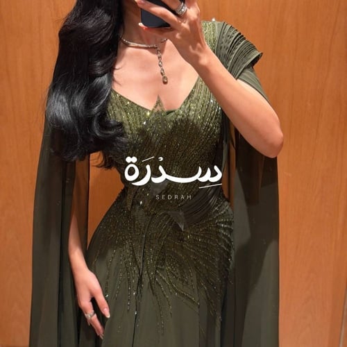 فستان سهرة بتطريز فاخر وأكمام منسدلة