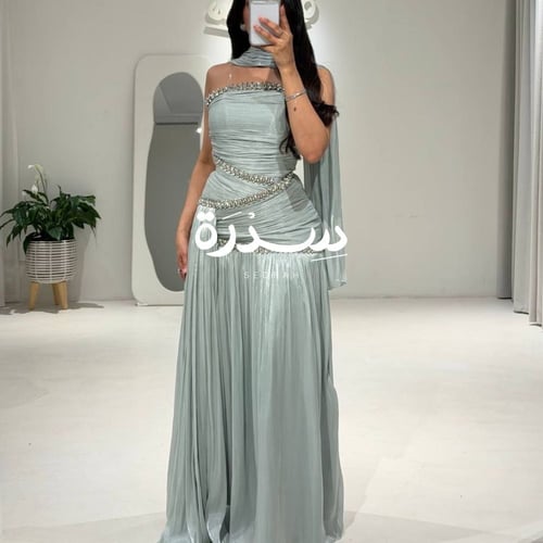 فستان سهرة بكسرات وتطريز ناعم
