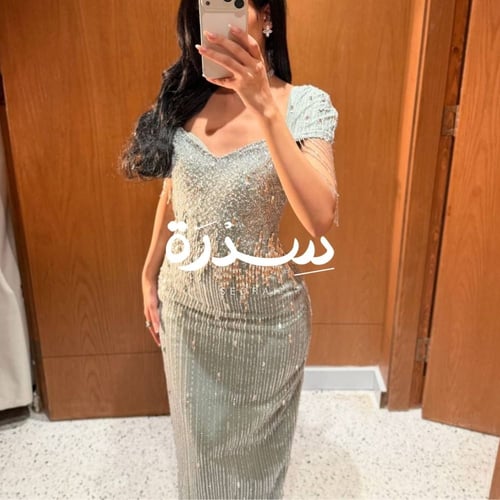 فستان ضيق لامع بقصة محددة للخصر