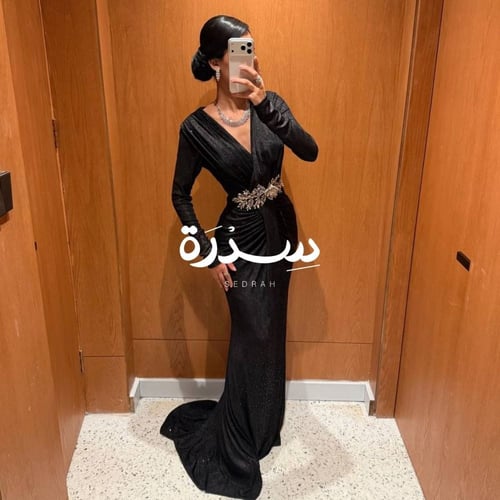 فستان سهرة مزينة ببروش كريستالي