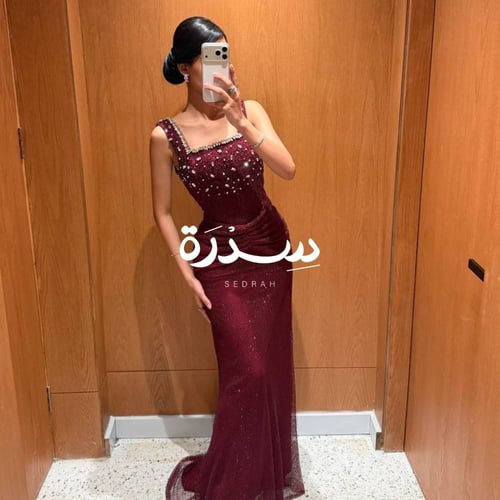 فستان سهرة بياقة مربعة مطرزة