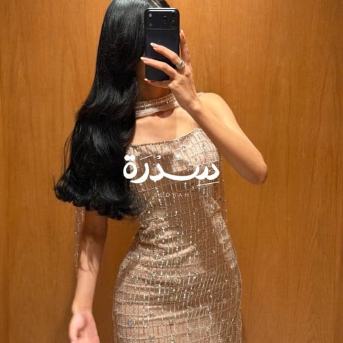 فستان سهرة لامع بياقة راقية