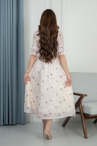 فستان عيد ميدي ناعم بنقوش زهور رقيقة وتفاصيل مطرزة