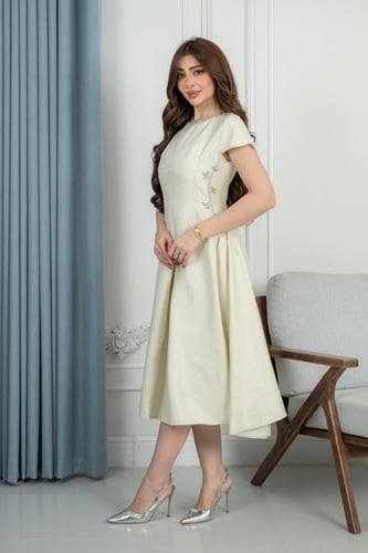 فستان عيد وجمعات رمضانية ميدي راقي باللون الكريمي