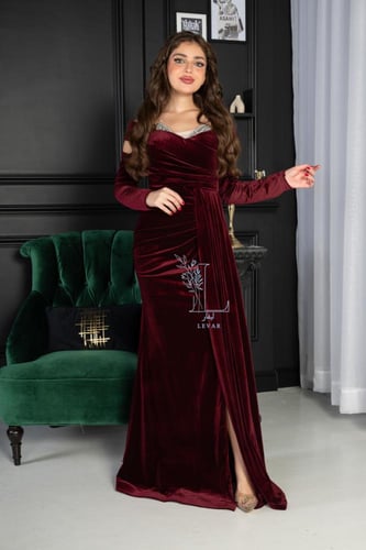 فستان سهره بفخامة المخمل العنابي