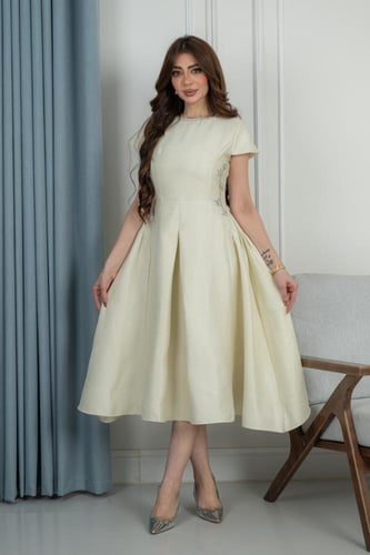 فستان عيد وجمعات رمضانية ميدي راقي باللون الكريمي