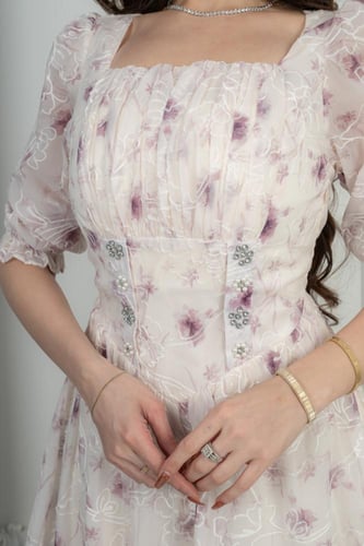 فستان عيد ميدي ناعم بنقوش زهور رقيقة وتفاصيل مطرزة