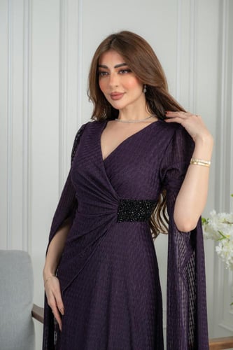 فستان عيد ملكي باللون البنفسجي الداكن
